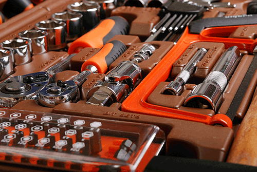 Gros plan d'une boîte à outils ouverte avec des outils bien organisés – stockage d’équipement professionnel