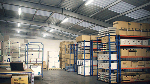 Intérieur d’un espace de stockage de type entrepôt avec étagères et ordinateur portable – stockage de grande capacité