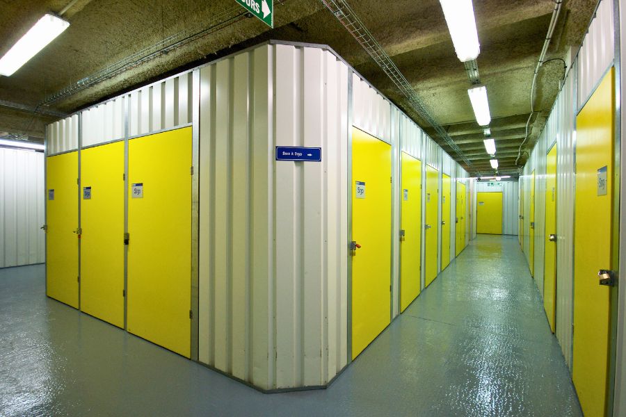 Couloir de boxes de stockage sécurisés dans un centre Une Pièce en Plus à Paris