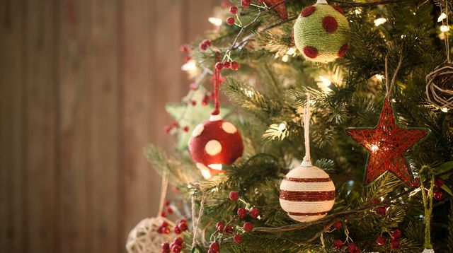 sapin-de-noel-decore-de-boules_5734825.jpg sapin-de-noel-decore-de-boules_5734825.jpg
