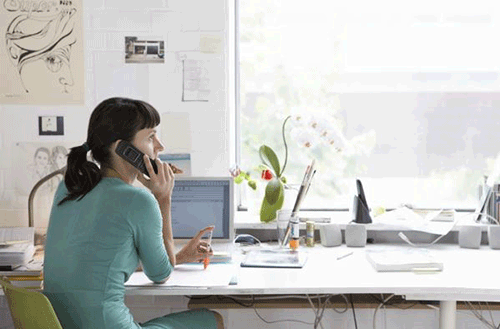 Femme travaillant à un bureau dans un espace de bureau moderne et lumineux – location de bureaux pour professionnels
