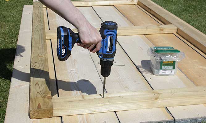 Scaffold-Board-Outdoor-Table-DIY-Project-by-Cassie-Fairy-Step-7-(1).jpg