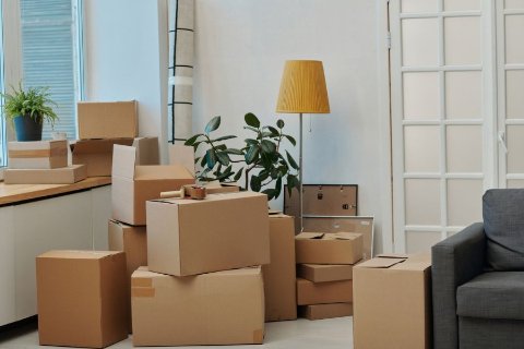 Cartons et affaires empilés dans un appartement en attente de stockage temporaire à Paris