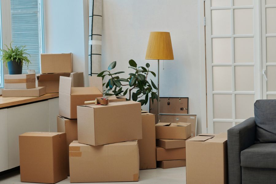 Cartons et affaires empilés dans un appartement en attente de stockage temporaire à Paris