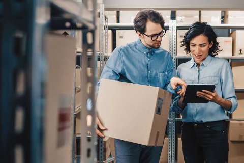 Deux professionnels gérant leur stock dans un box de stockage à Paris