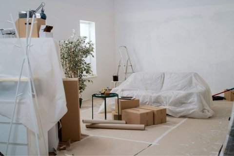 Meubles emballés et protégés prêts à être stockés pendant des travaux de rénovation