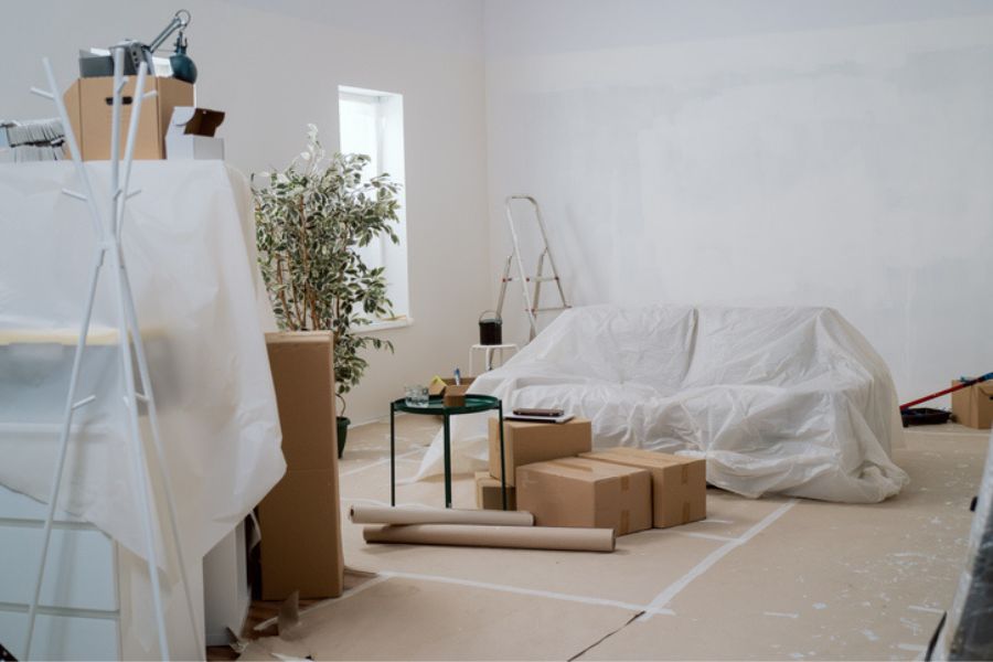 Meubles emballés et protégés prêts à être stockés pendant des travaux de rénovation