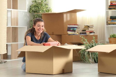 Femme emballant ses cartons pour un déménagement à Paris