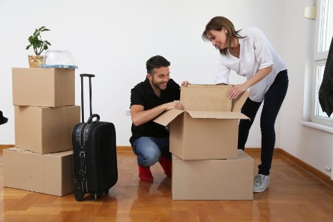 Couple emballant des cartons avant un long voyage – stockage personnel pendant une absence prolongée